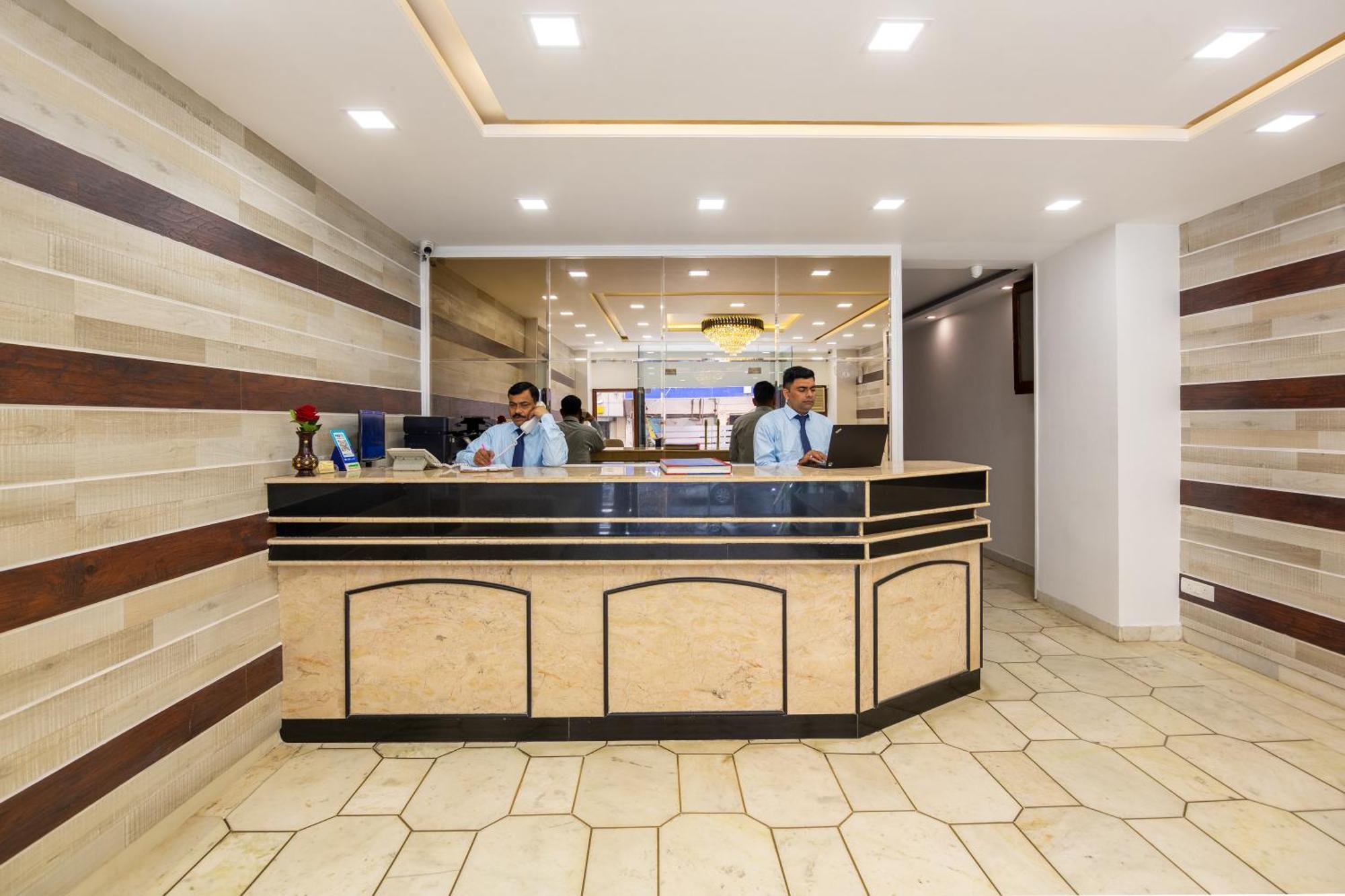 Rahul Palace By Golden Tree Near Metro Station And Ajmal Khan Market Neu-Delhi Exterior foto