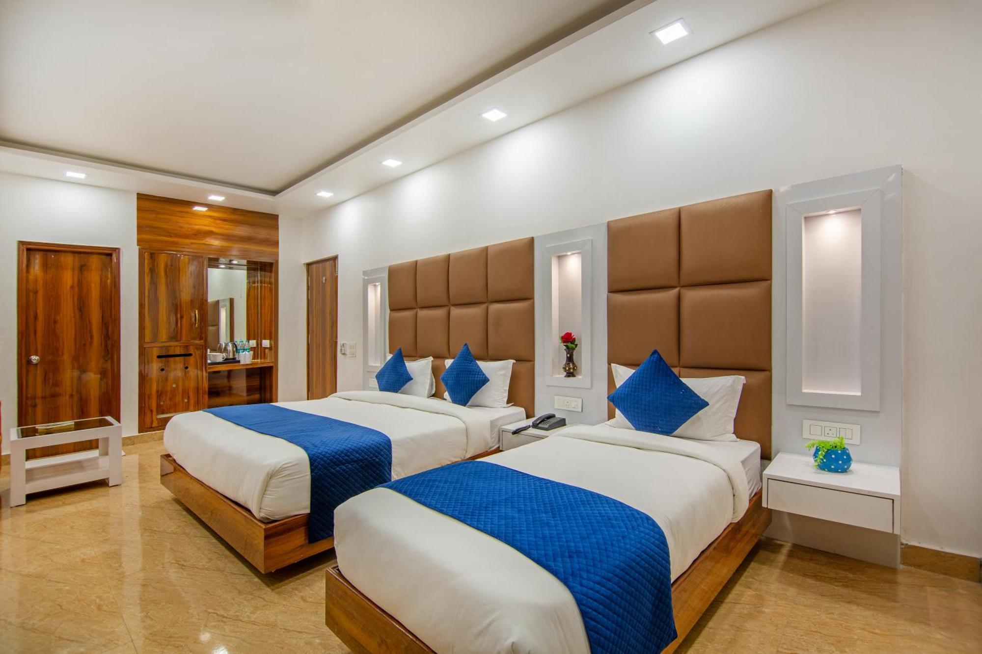 Rahul Palace By Golden Tree Near Metro Station And Ajmal Khan Market Neu-Delhi Exterior foto