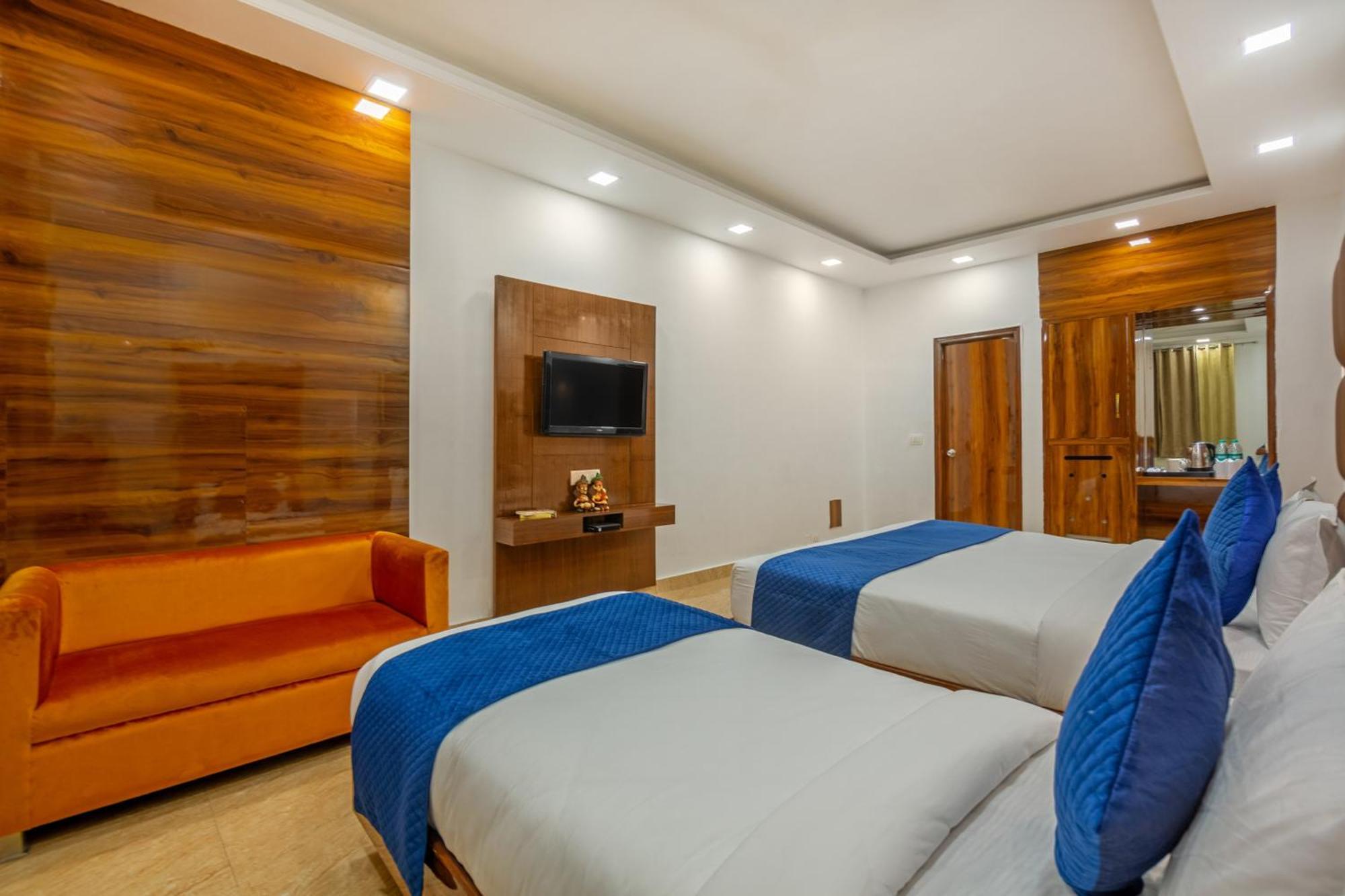 Rahul Palace By Golden Tree Near Metro Station And Ajmal Khan Market Neu-Delhi Exterior foto