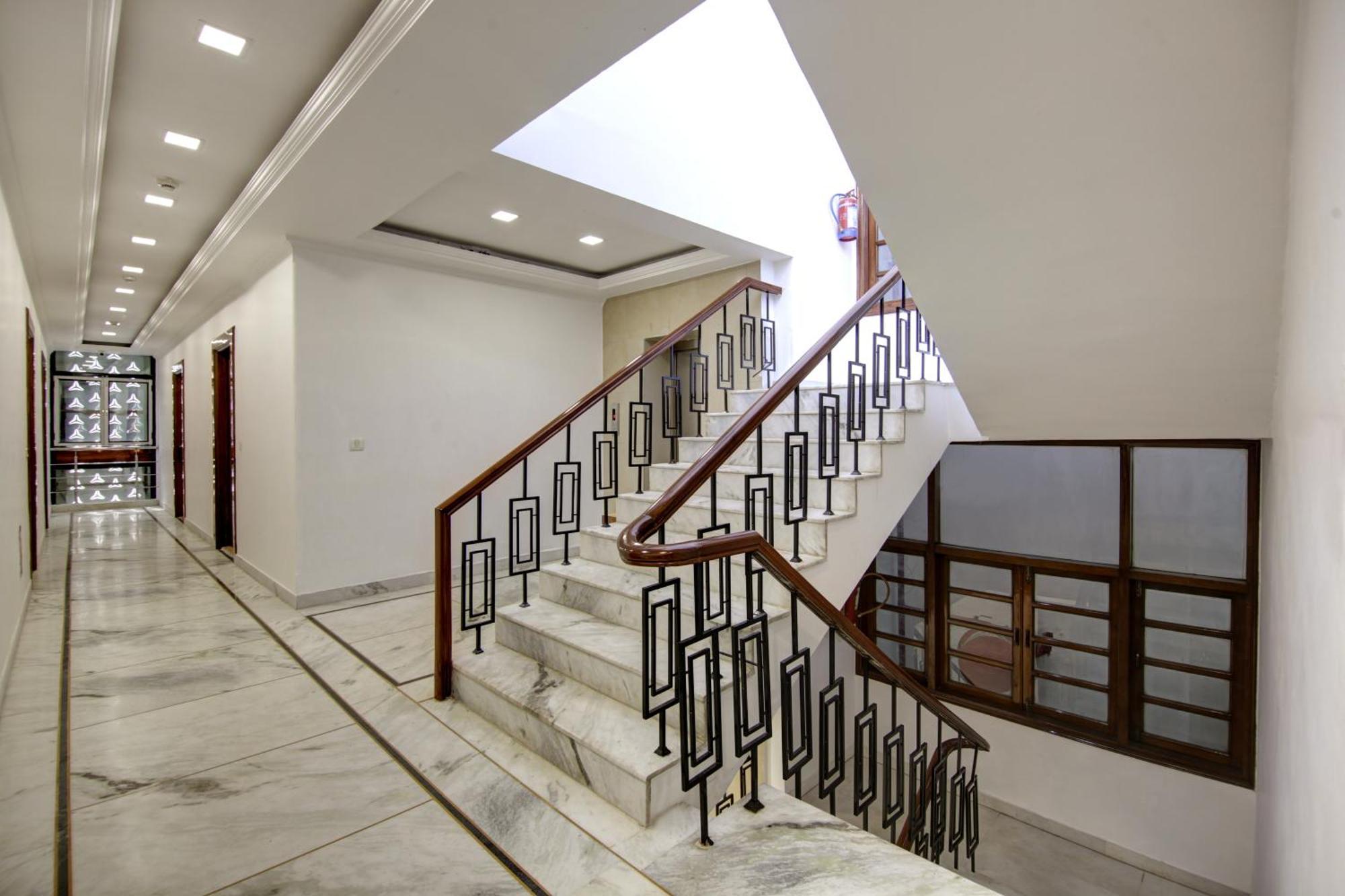 Rahul Palace By Golden Tree Near Metro Station And Ajmal Khan Market Neu-Delhi Exterior foto