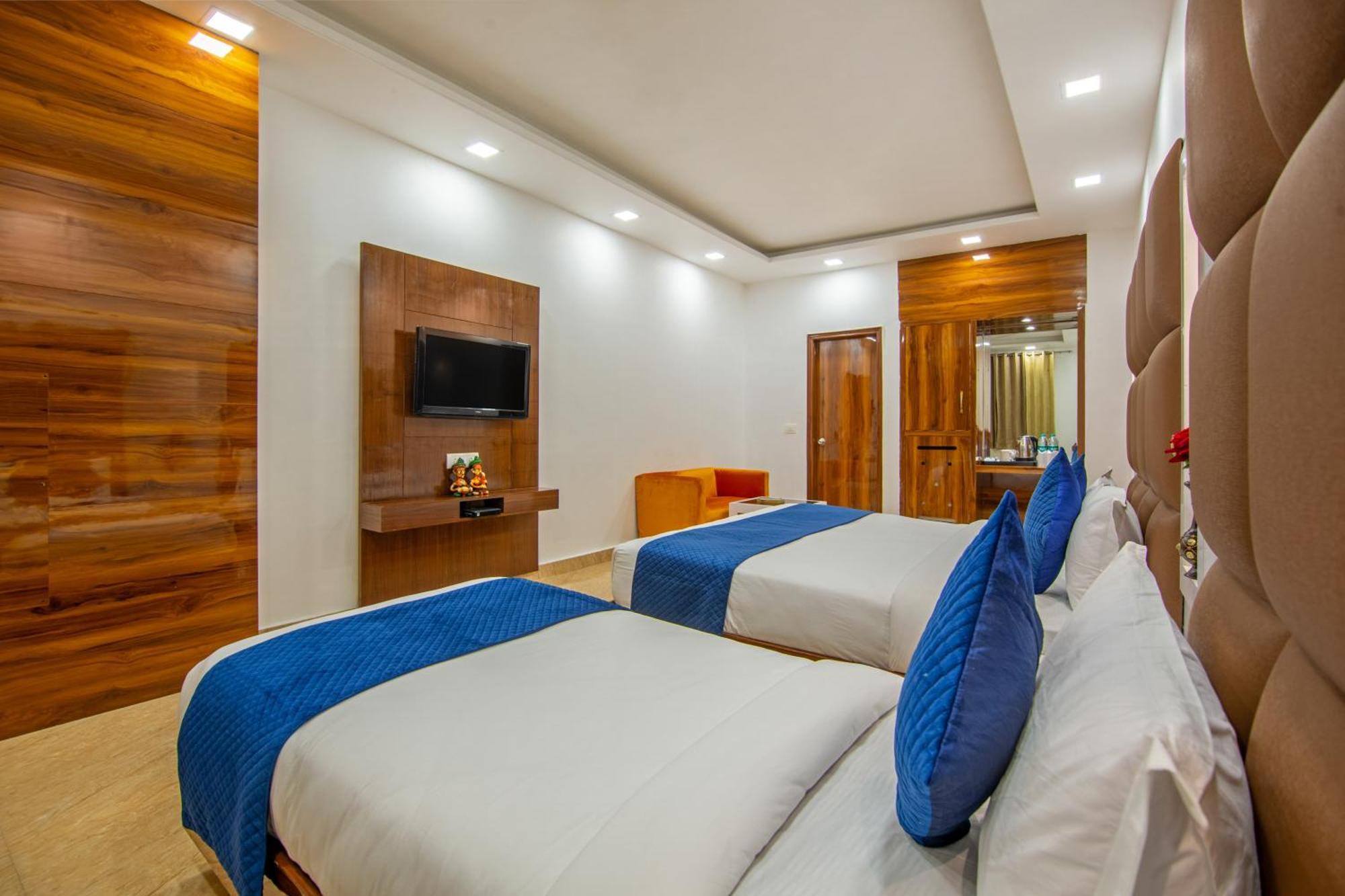 Rahul Palace By Golden Tree Near Metro Station And Ajmal Khan Market Neu-Delhi Exterior foto