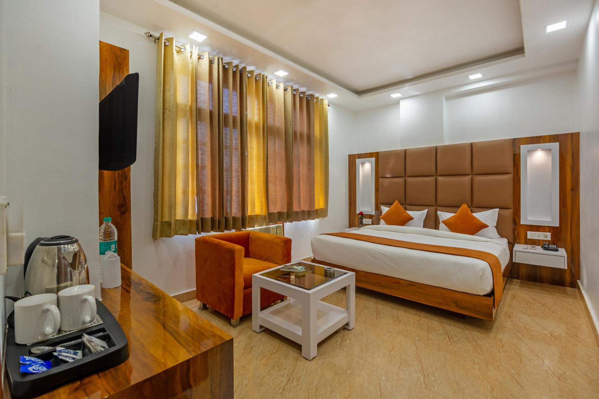 Rahul Palace By Golden Tree Near Metro Station And Ajmal Khan Market Neu-Delhi Exterior foto