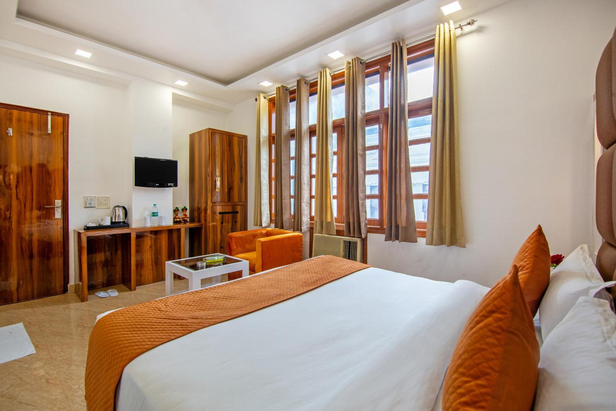 Rahul Palace By Golden Tree Near Metro Station And Ajmal Khan Market Neu-Delhi Exterior foto