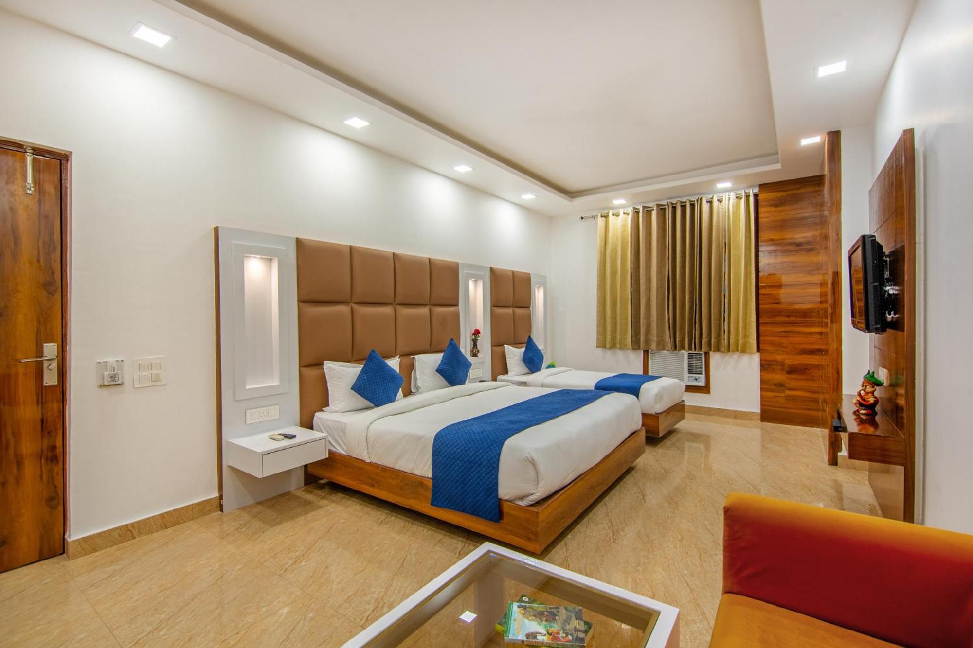 Rahul Palace By Golden Tree Near Metro Station And Ajmal Khan Market Neu-Delhi Exterior foto
