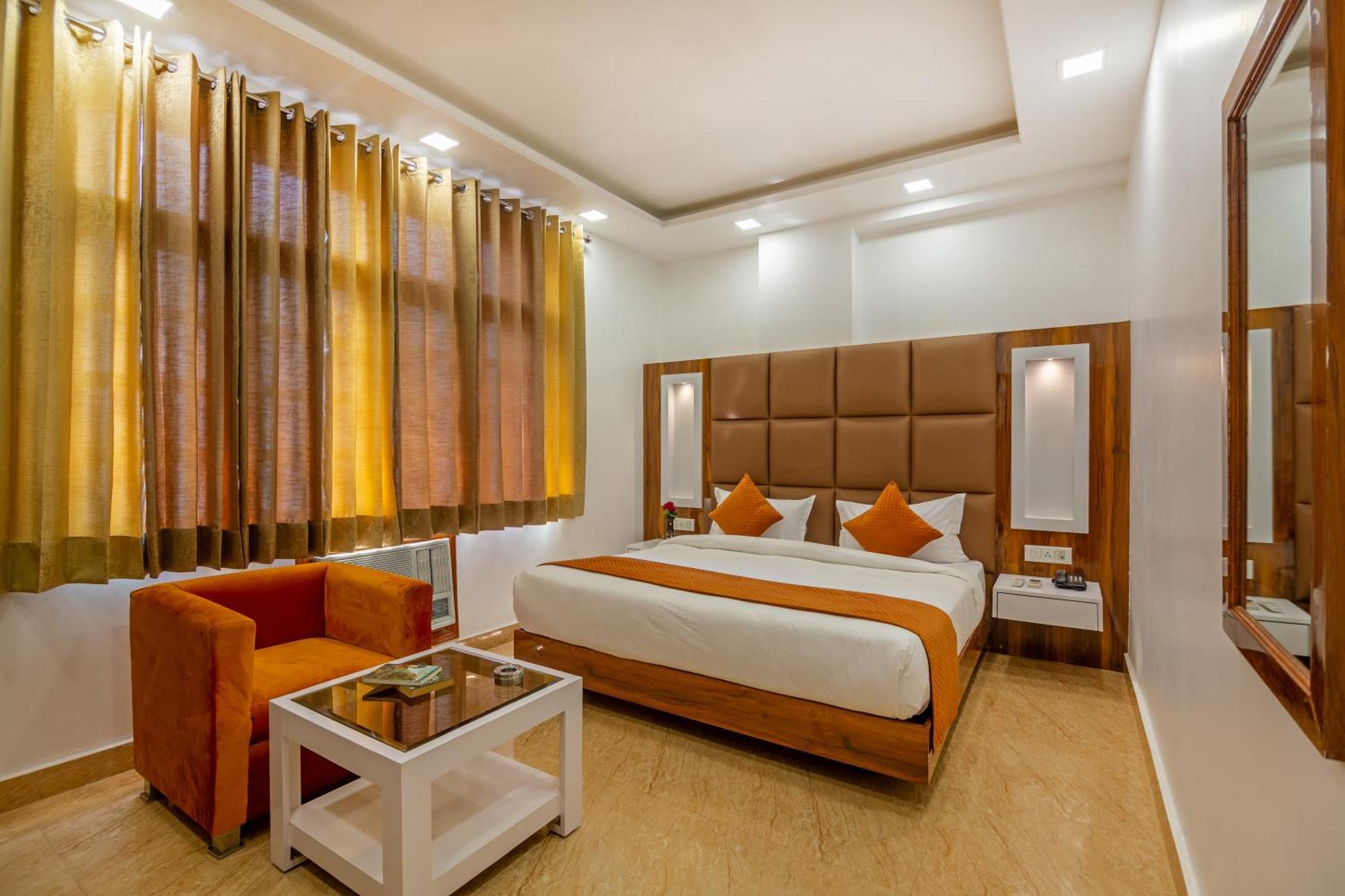 Rahul Palace By Golden Tree Near Metro Station And Ajmal Khan Market Neu-Delhi Exterior foto