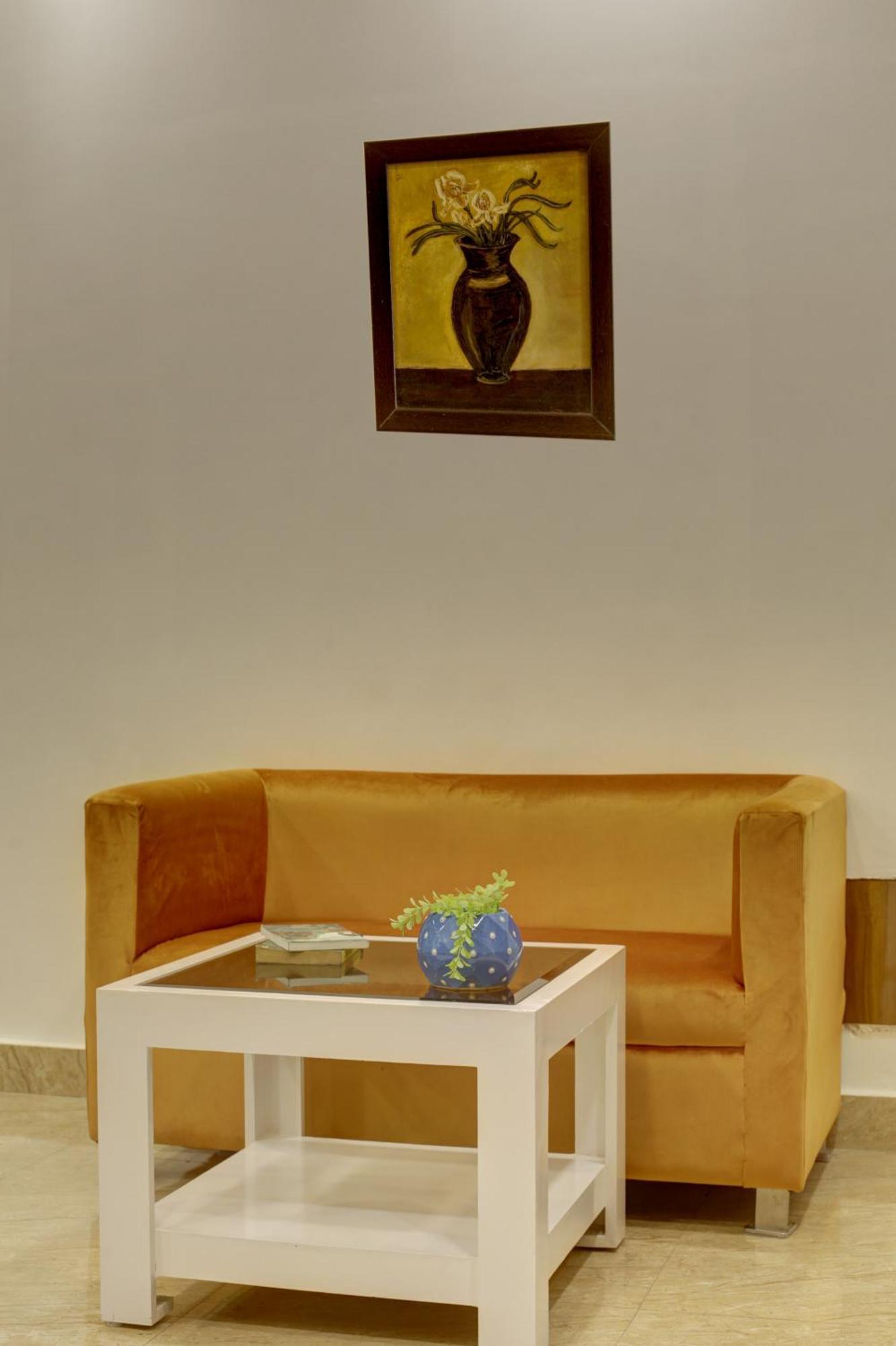 Rahul Palace By Golden Tree Near Metro Station And Ajmal Khan Market Neu-Delhi Exterior foto