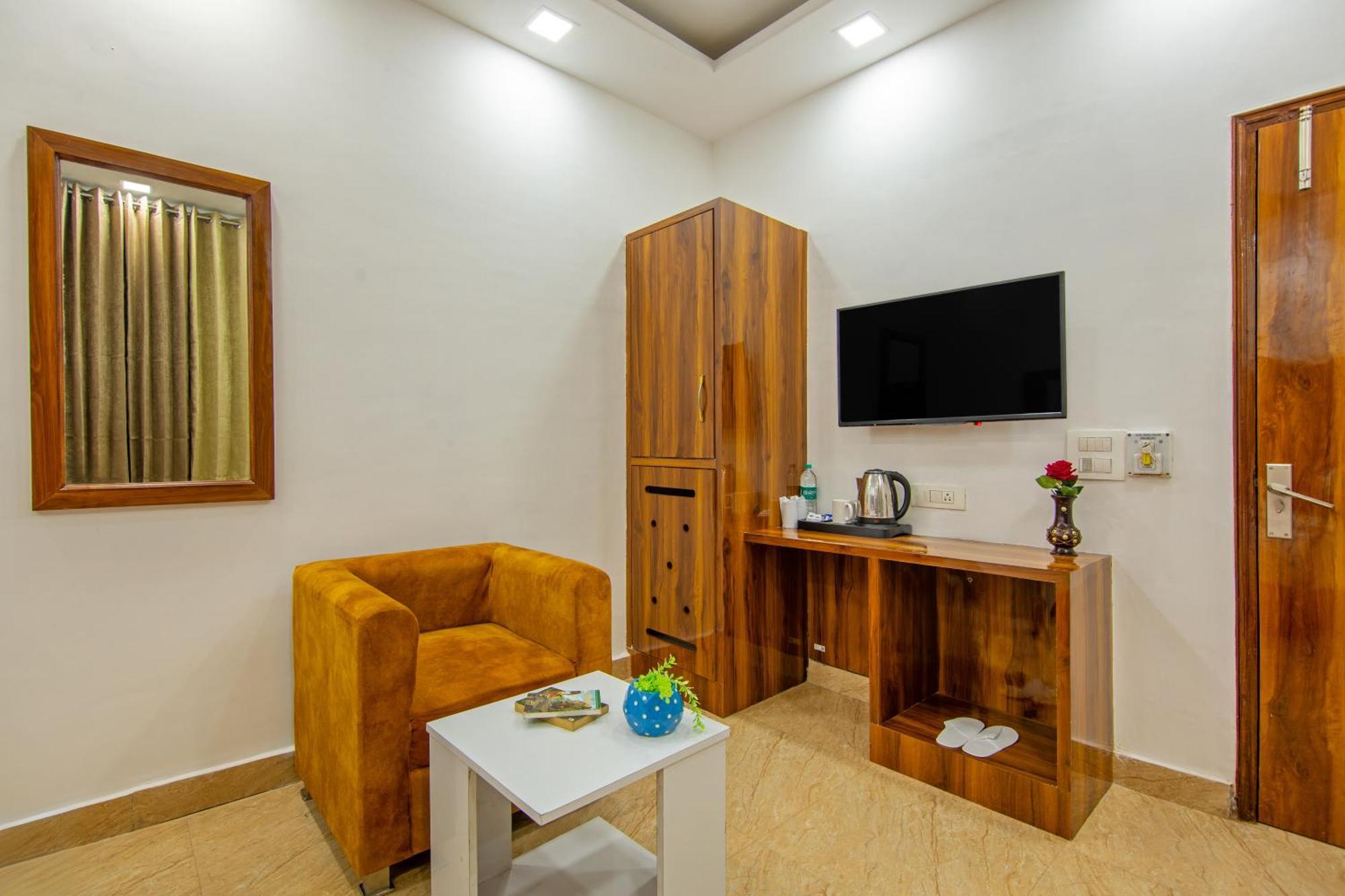 Rahul Palace By Golden Tree Near Metro Station And Ajmal Khan Market Neu-Delhi Exterior foto