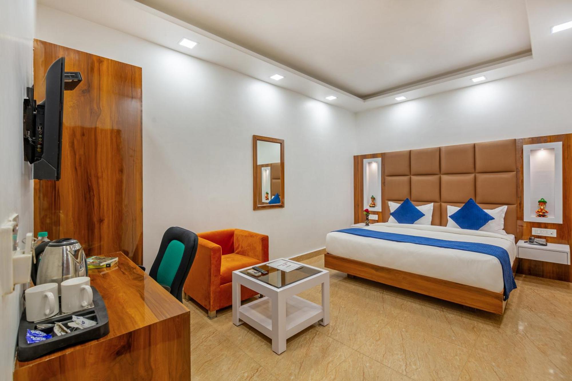 Rahul Palace By Golden Tree Near Metro Station And Ajmal Khan Market Neu-Delhi Exterior foto