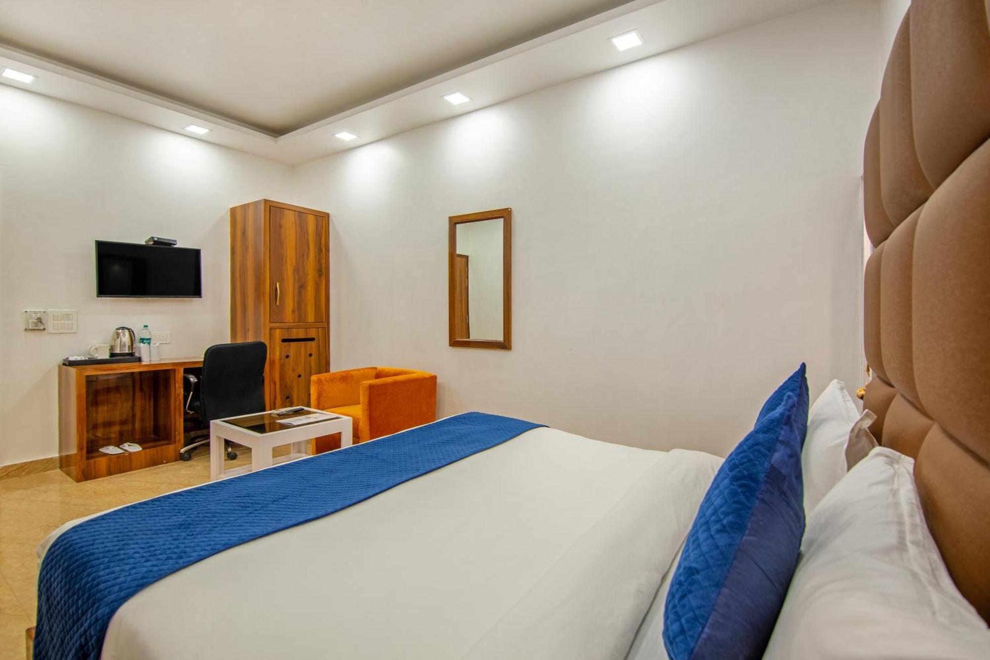 Rahul Palace By Golden Tree Near Metro Station And Ajmal Khan Market Neu-Delhi Exterior foto