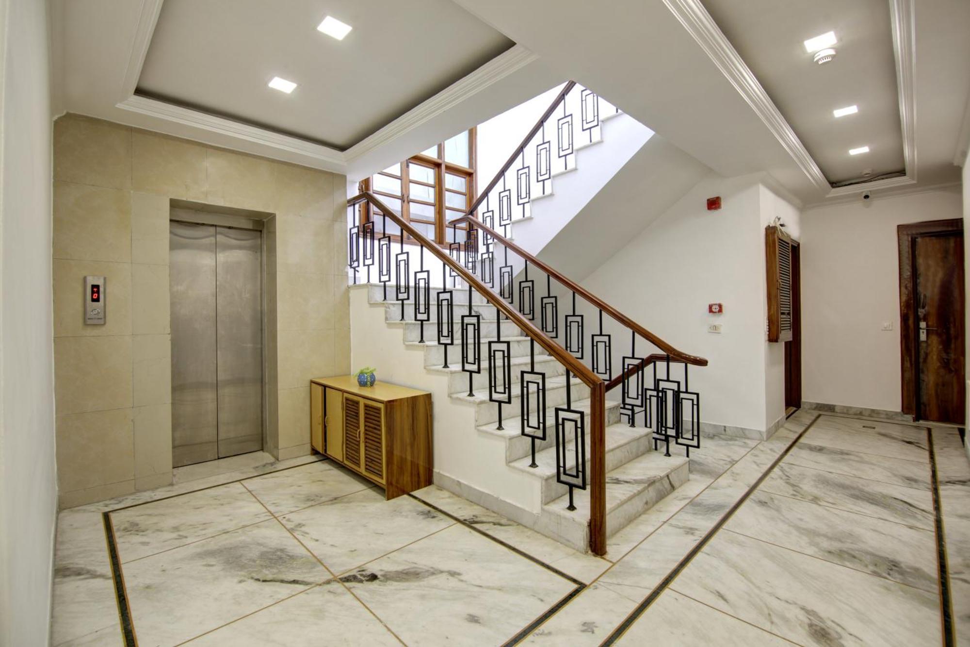 Rahul Palace By Golden Tree Near Metro Station And Ajmal Khan Market Neu-Delhi Exterior foto