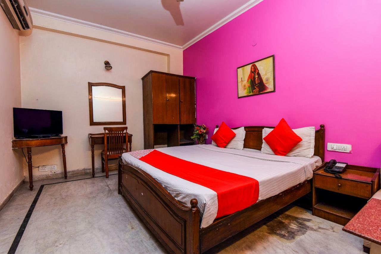 Rahul Palace By Golden Tree Near Metro Station And Ajmal Khan Market Neu-Delhi Exterior foto