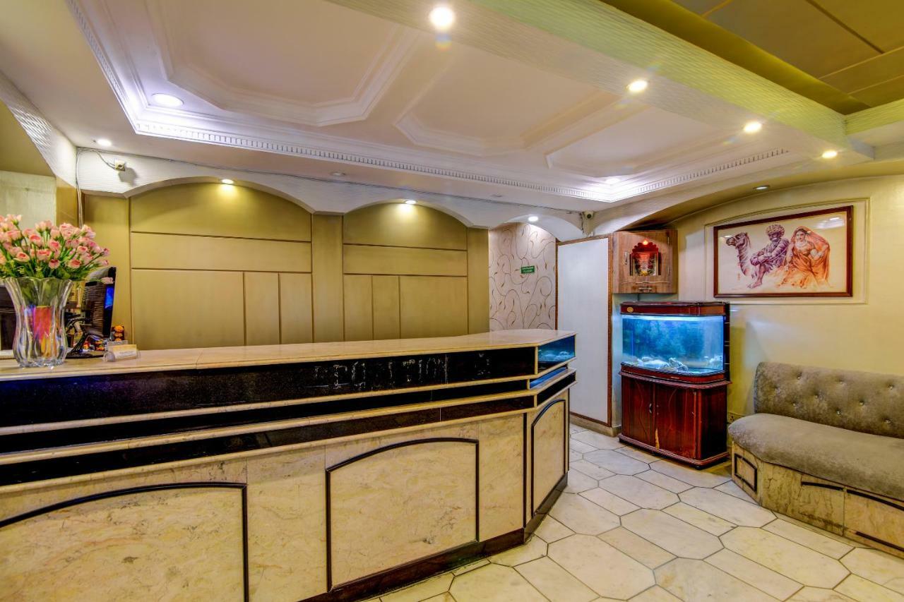 Rahul Palace By Golden Tree Near Metro Station And Ajmal Khan Market Neu-Delhi Exterior foto
