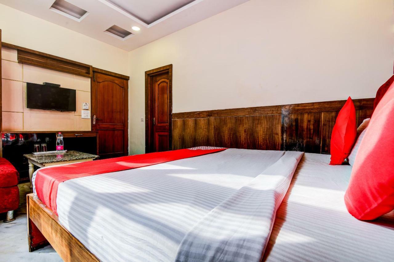 Rahul Palace By Golden Tree Near Metro Station And Ajmal Khan Market Neu-Delhi Exterior foto