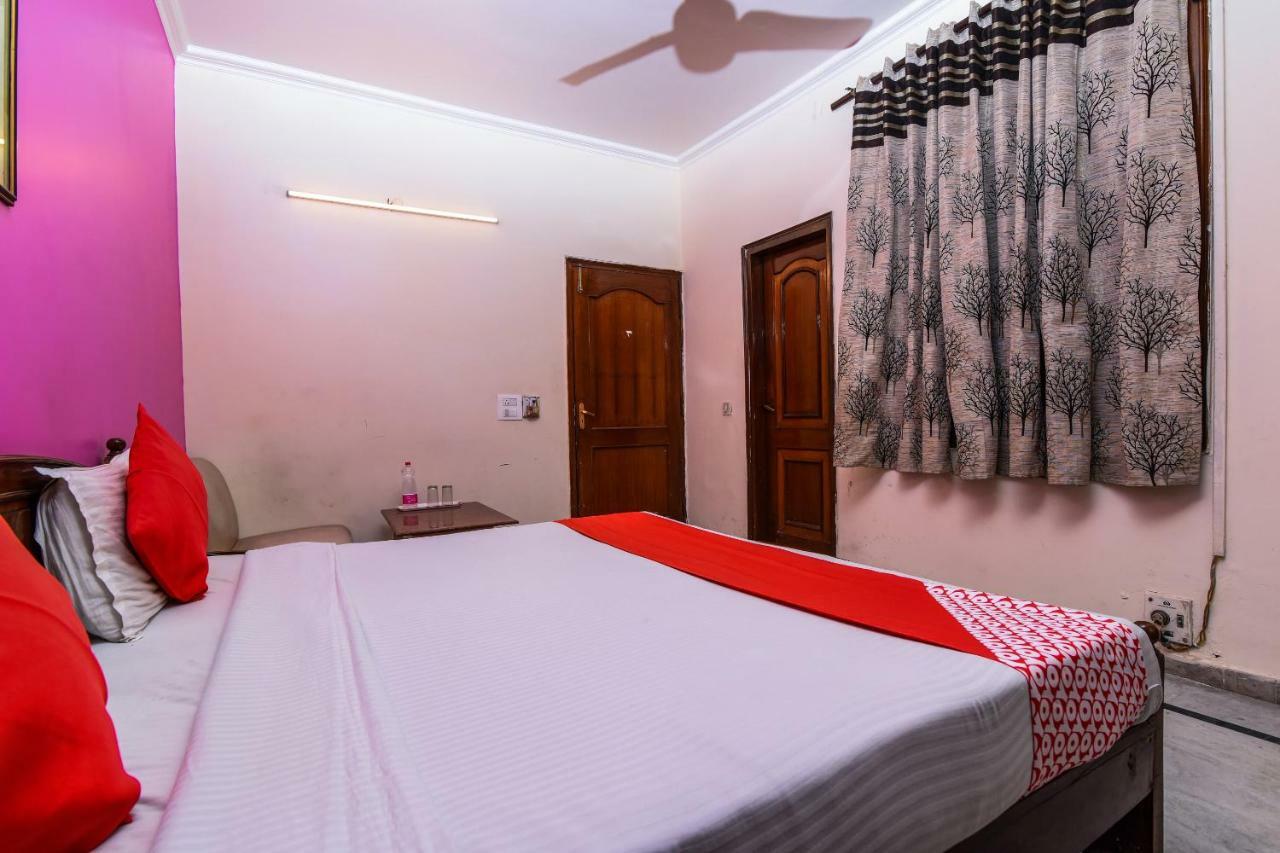 Rahul Palace By Golden Tree Near Metro Station And Ajmal Khan Market Neu-Delhi Exterior foto