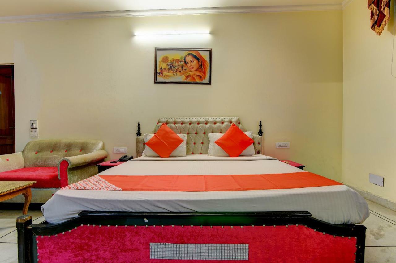 Rahul Palace By Golden Tree Near Metro Station And Ajmal Khan Market Neu-Delhi Exterior foto
