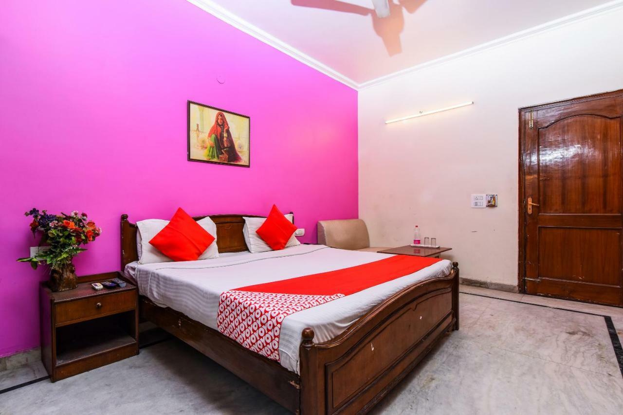 Rahul Palace By Golden Tree Near Metro Station And Ajmal Khan Market Neu-Delhi Exterior foto