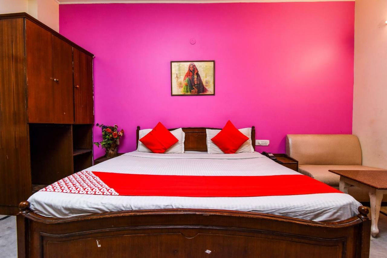 Rahul Palace By Golden Tree Near Metro Station And Ajmal Khan Market Neu-Delhi Exterior foto