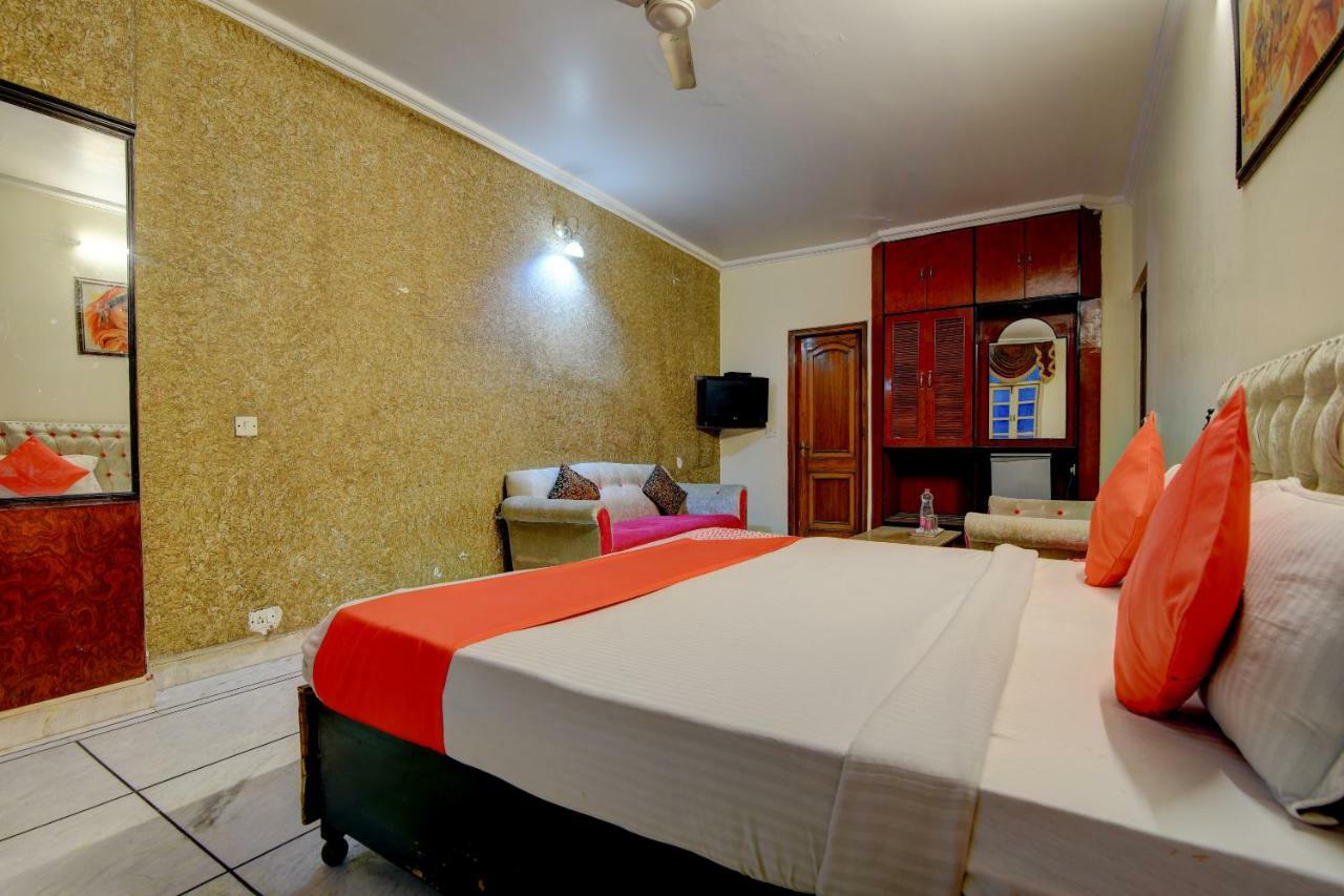 Rahul Palace By Golden Tree Near Metro Station And Ajmal Khan Market Neu-Delhi Exterior foto