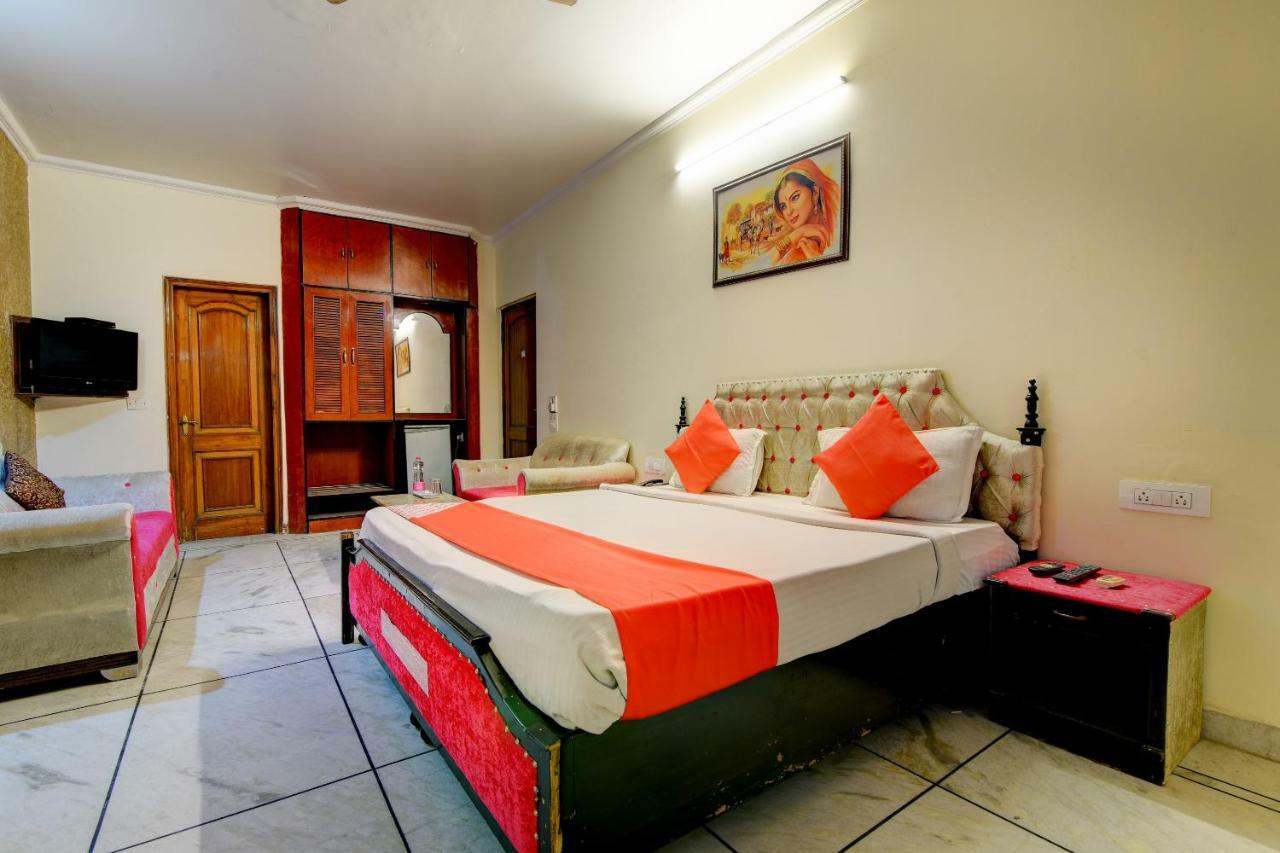 Rahul Palace By Golden Tree Near Metro Station And Ajmal Khan Market Neu-Delhi Exterior foto